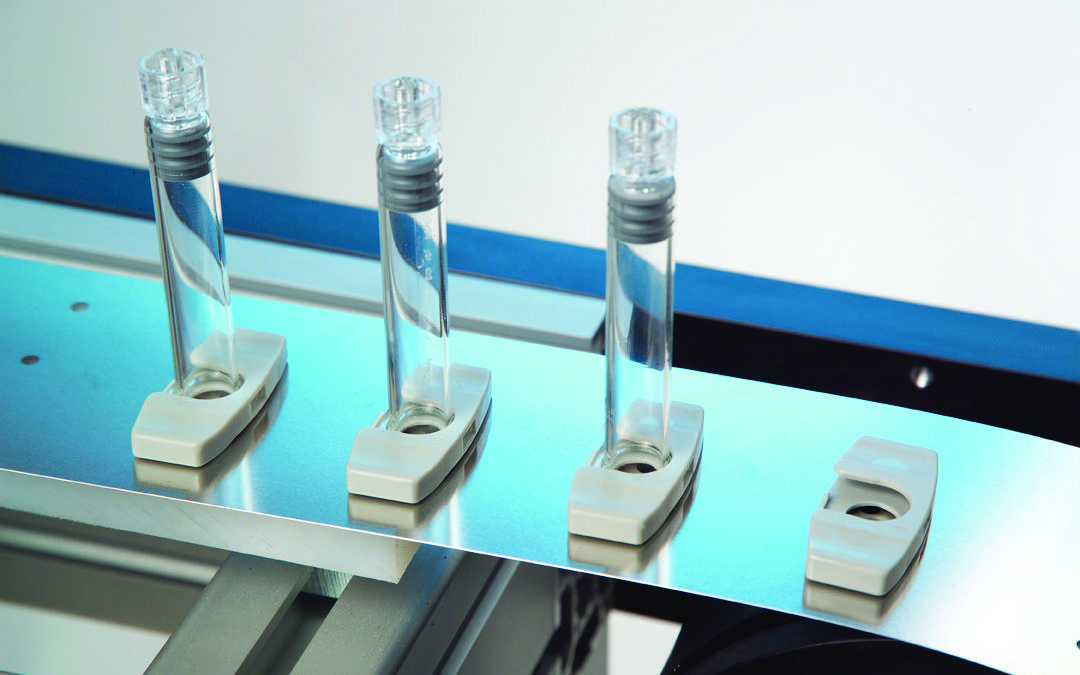 Le processus de production automatisé d’un fabricant de tubes médicaux avec un tapis convoyeur métallique vertical de Belt Technologies Inc.
